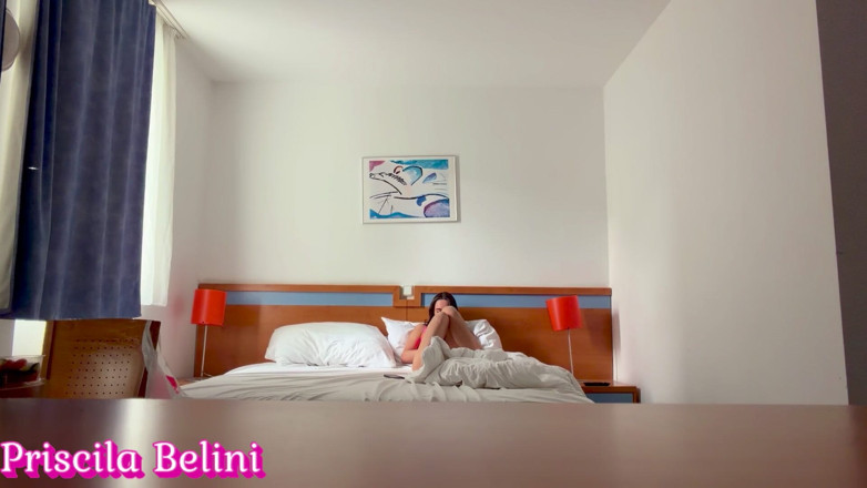 PriscilaBelini: หญิงสาวถูกบันทึกภาพในห้องพักโรงแรม