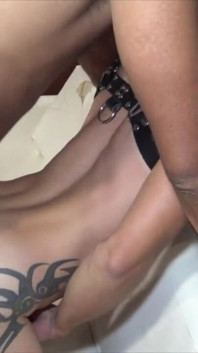 Schlampe lutscht, hetero-klick in gloryhole und wird ohne gummi gefickt
