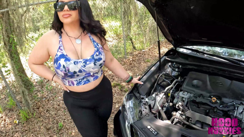 Hood Hunnies: Mandi May har lite bilproblem