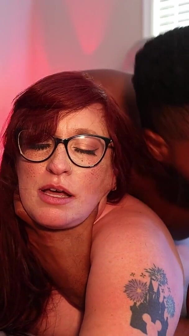 Busty Bexx: 내 분홍색 벽이 흰색으로 칠할 때까지