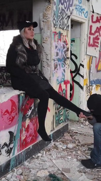 Siyah çoraplı ayaklarına tapıyor