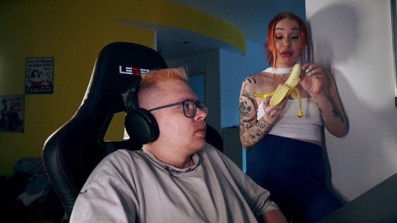 Toma Mur: Stepmom Seduces Stepson Under Desk for Facial While He Games