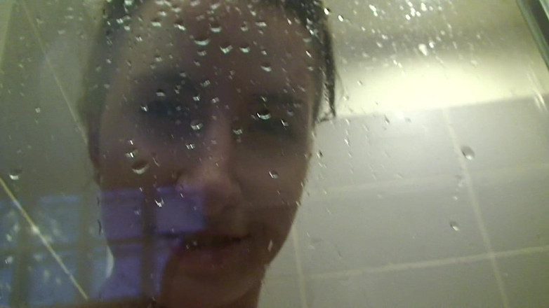 All Those Girlfriends: Annie engeltie menggosok memeknya yang berbulu saat mandi