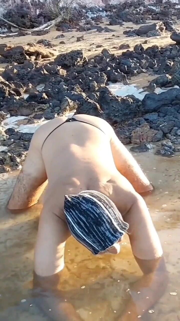 Ladysilvas: Ladysilva sangat nakal di pantai dengan celana dalamnya