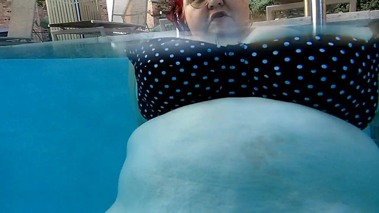 BBW nurse Vicki adventures with friends: Смотри, как толстушка медсестра Вики занимается упражнениями в бассейне с подводной камерой увидеть мое