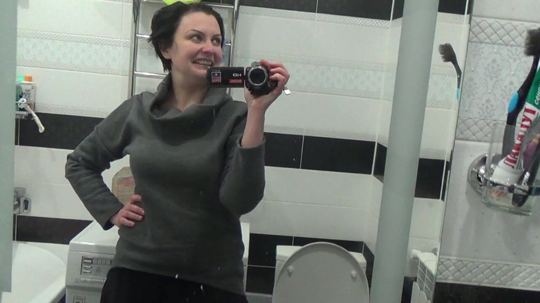 Sexy Milf: Huge Kate solo pissing!