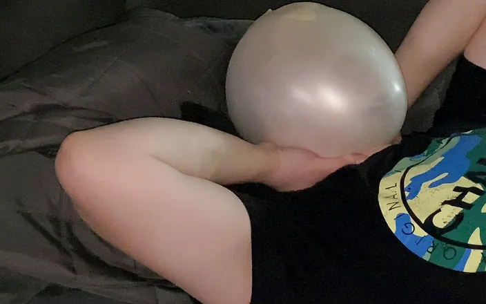 ButHoleDildoLover: My third breathplay - I blow up my latexglove mask