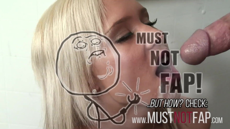 Leon Lambert Girls Twerk Parties CFNM: O gagică blondă drăguță pulverizată în gură în baie