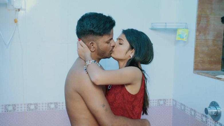 Aaka: Bintang lucah terkenal India Sanjana Cudai tegar dengan teman lelakinya...