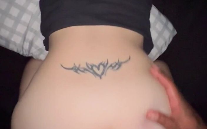 LuluLemons000: Teen bianca con bel culo viene scopata a pecorina da...