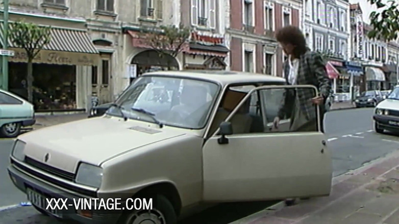 XXX-Vintage: Sadakatsiz evli kadın Helena Mirelli klasik üçlü seks yapıyor