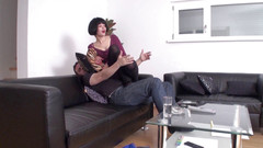 Femdom Austria: Awek remaja mendominasi teman lelaki hambanya