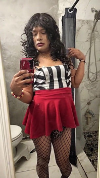 Crossdresser latina bermain-main dengan mainannya