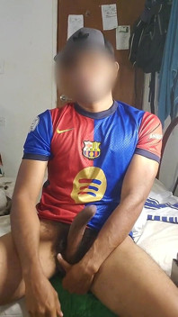 こんにちは、私の名前はチャーリーです。身長22cmでアクティブで、両手でマスターベーションをしています