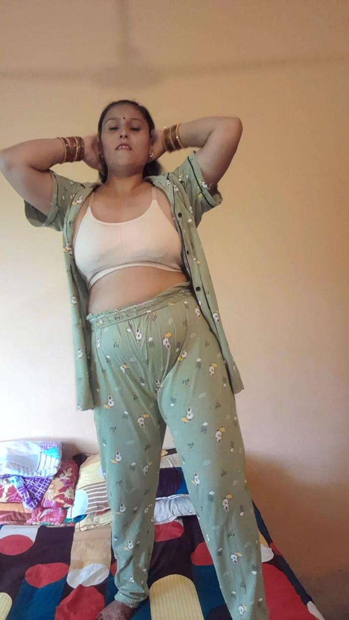 Puja555: Desi mädchen tanzt auf dem bett