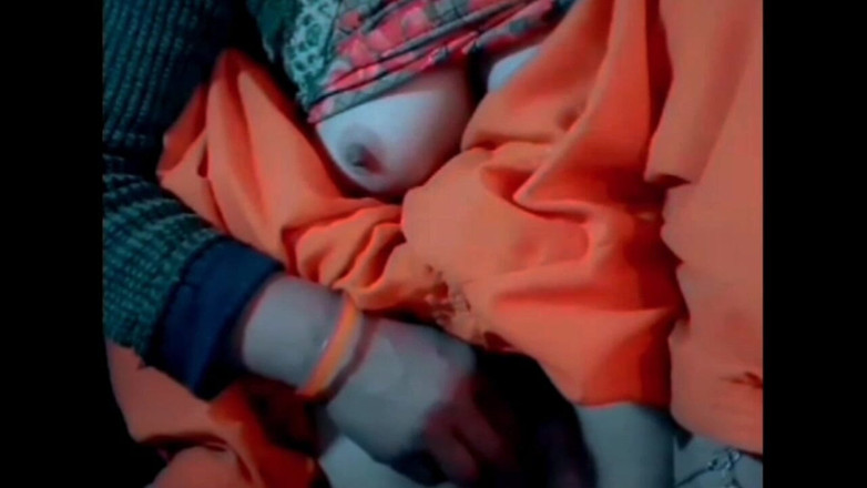 TricolorMusic3: Gorąca piękna dziewczyna masturbuje się oglądając seksowne wideo w telefonie...