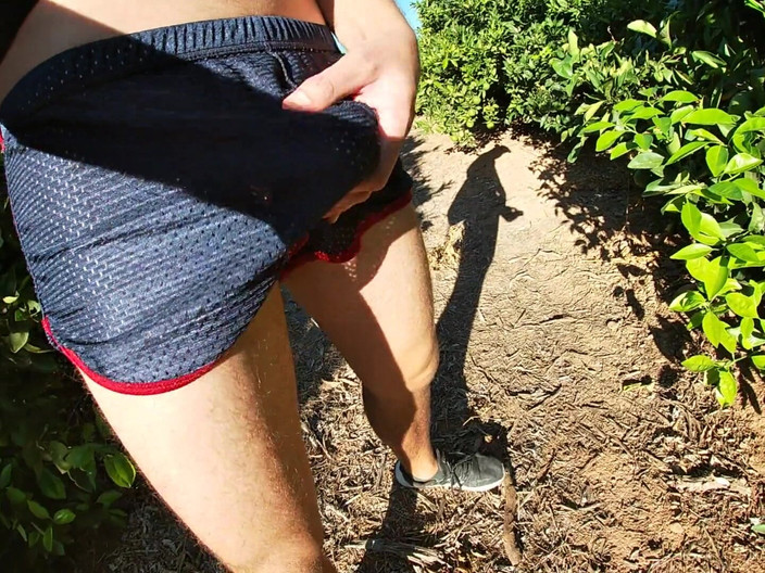 Cool Body: スポーツショーツで屋外でイキ