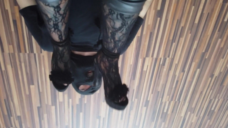 Fetish videos by Alex: Hamba kaki menyembah kaki wanita bertatunya