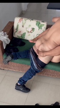 Cuckold-maken upptäcker hur hans bästa vän knullar hans stora fru