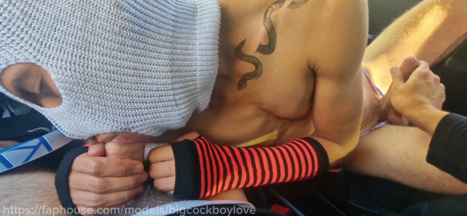 AlexGay: Недосвідчений twink на прогулянці трахається з великими членами з фонтанами сперми.
