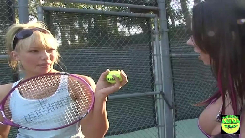 Naughty Asian Women: Rachel Starr tryska w usta pięknej blondynki w niesamowitej akcji...