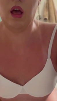 Kadın kılıklı dildo derin gırtlak uygulaması 1