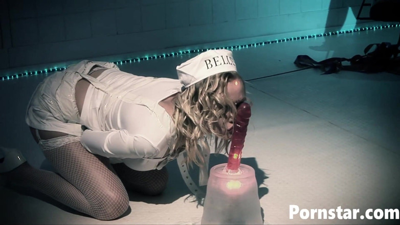 Pornstars: 性饥渴的瓦莱丽珍珠被两个壮男狠操