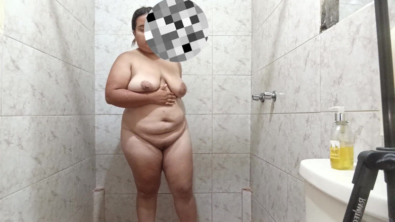 Stepmom_with_big_tits: Gadis latina seksi ini lagi asik muasin memeknya sendirian sambil...
