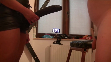 SassyTiff: Богиня Андрея принижує 2 рабів величезними іграшками, частина 2