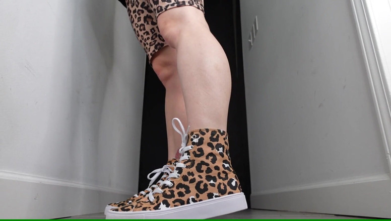 Deanna deadly: Flexion musculaire au mollet dans des baskets léopardes