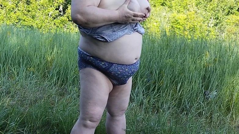 Zona901: Stepmom Undressed in the Park and Staged a Pissing