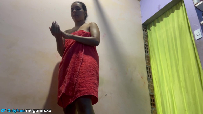 MeGanSxx: Espió a Mi Tiastra En Su Habitación Y Me Descubre.