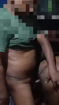 집에서 혼자 있는 아줌마의 의붓딸