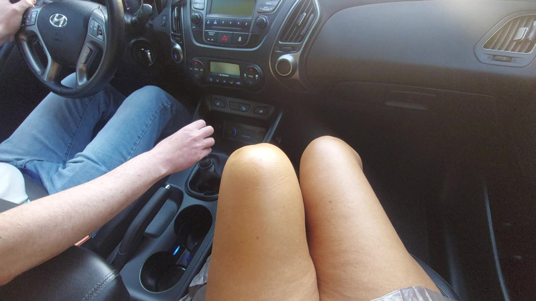 Step Mommy: Un'elegante signora matura con belle gambe in tacchi alti seduce...