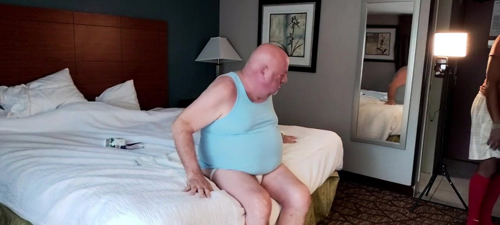 Beardaddychub: Masseur Can't Help Himself!