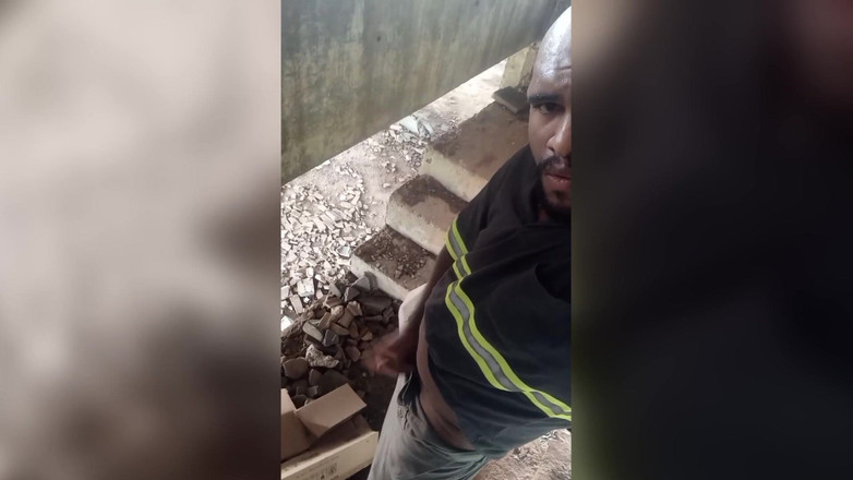 TheBlacKHunterr: Trên cầu thang của tòa nhà va vào một