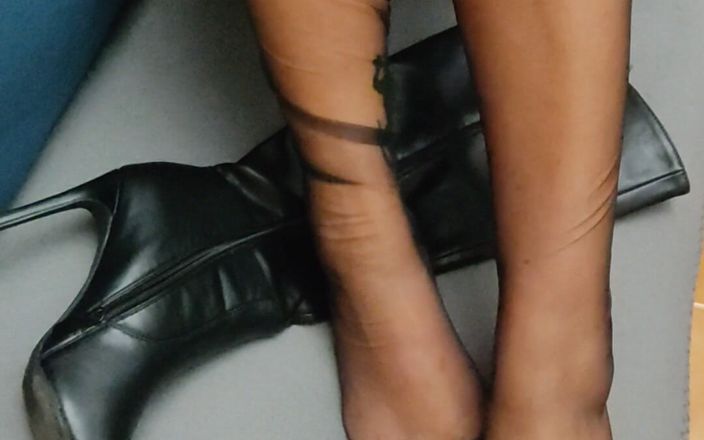 Coryna nylon: Czarne pończochy i czarne buty