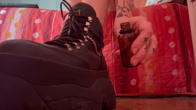 LDBMistress: मेरे जूते सूंघो, Piggy