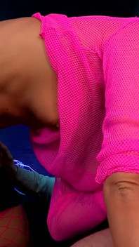 Sexy loira fumante puta Paris Rocks cavalga seus garanhões gordos dotado para um gozada facial bagunçada