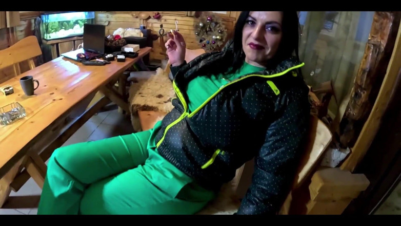 MilfyCalla: Verde downjacket provocando fumar, humilhação e brincadeira bagunçada