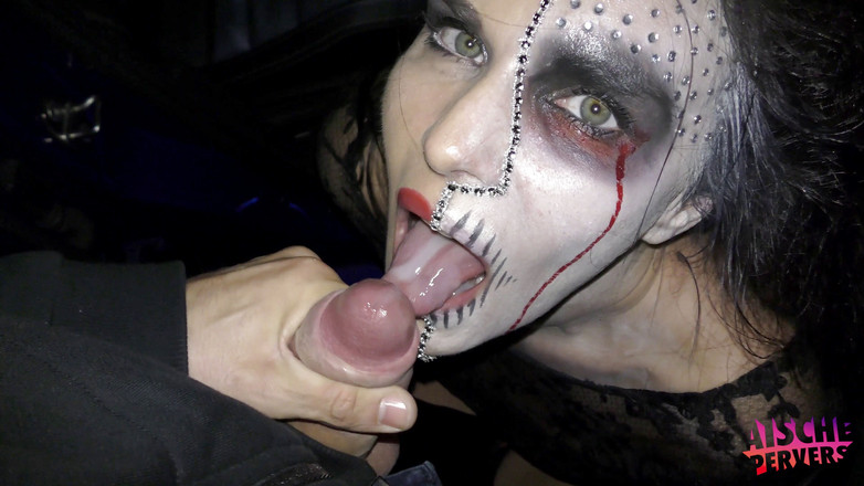 Aische Pervers: MILF Jerman yang mengagumkan dikongkek di tempat letak kereta