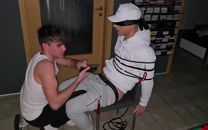 boyzxy212: Tied up Gay Blowjob