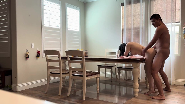 SquishMallow3328: Podvádění s manželkou kamaráda na mém jídelním stole, když je...