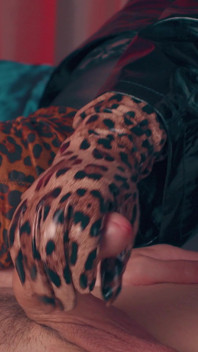 Dominująca ręczna robota obrzeże zniszczone, noszenie długich skórzanych rękawiczek -milf w czarnym PVC raincoat Leopard udo wysokie buty kontroli, CFNM