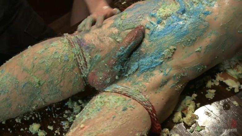 Men on Edge: Inställd födelsedagsfest blir en rörig kantfest