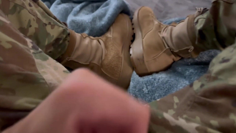 Gay Soldier Stuff: Il soldato americano dell'esercito si masturba in uniforme e mostra...