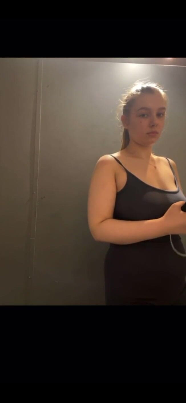 JuiceLussie: Halka açık anal fışkırtma. Yumruk sokma anal. ayak fetişi