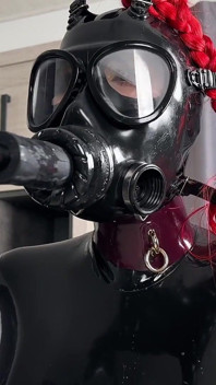Formation à la fellation avec masque à gaz