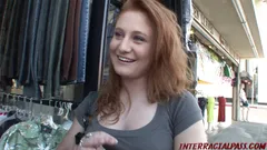 Ruiva Lucy usada como uma boneca de pano