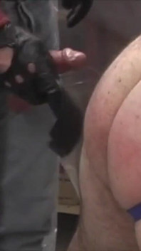 BDSM et punition pour un plat mature par un maître dominant